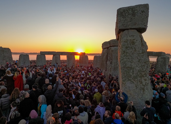 Le lever du soleil à Stonehenge, le 21 juin 2024 dans le Wiltshire, en Angleterre. (Finnbarr Webster/Getty Images)