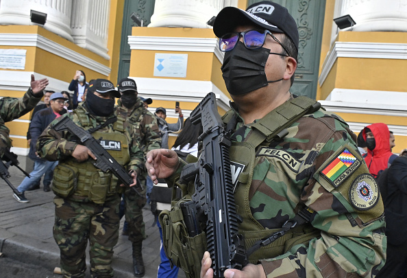 Des policiers montent la garde sur la Plaza Murillo, à La Paz (Bolivie), le 26 juin 2024. (AIZAR RALDES/AFP via Getty Images)