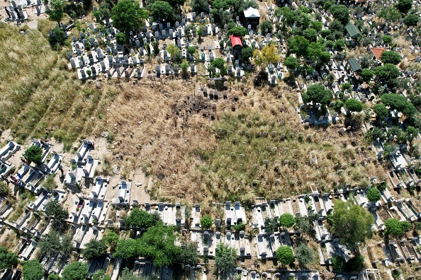 Une vue aérienne prise le 17 mai 2024 montre la section non marquée du cimetière de Siwan à Sulaimaniyah, la deuxième ville de la région autonome du Kurdistan, où la plupart des pierres tombales sont laissées vierges, indiquant les tombes des femmes assassinées, souvent victimes de crimes d'honneur.   (Photo SHWAN NAWZAD/AFP via Getty Images)

