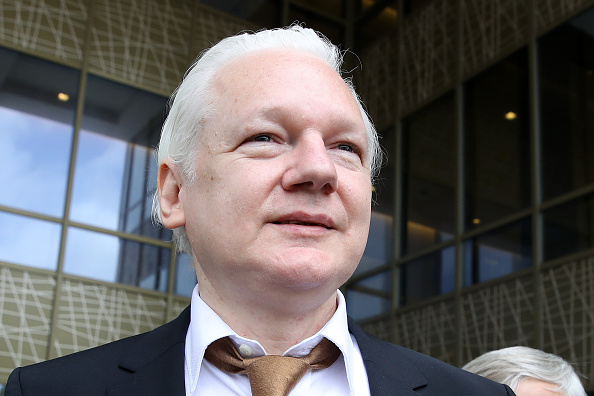 Julian Assange, fondateur de WikiLeaks, quitte le palais de justice des États-Unis le 26 juin 2024 à Saipan, dans les îles Mariannes du Nord. (Chung Sung-Jun/Getty Images)