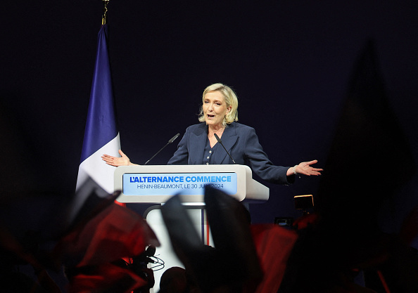 Avec 34,2-34,5 % des suffrages, le parti de Jordan Bardella et Marine Le Pen et ses alliés devancent le Nouveau Front populaire réunissant la gauche, qui obtient 28,5-29,1 %. (Photo FRANCOIS LO PRESTI/AFP via Getty Images)