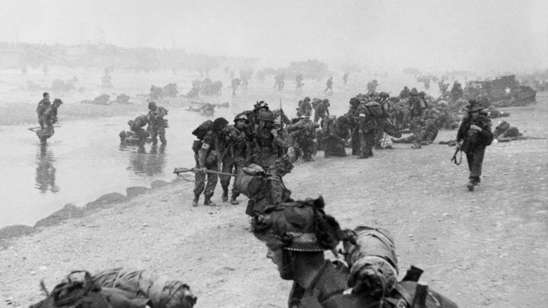 Les troupes britanniques prennent position sur la plage de Sword, près de Ouistreham, le jour J, le 6 juin 1944. (Crédit photo Imperial War Museum/AFP via Getty Images)