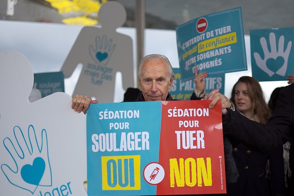 Photo prise dans une manifestation contre l'euthanasie en 2015 à Marseille. (BORIS HORVAT/AFP via Getty Images)