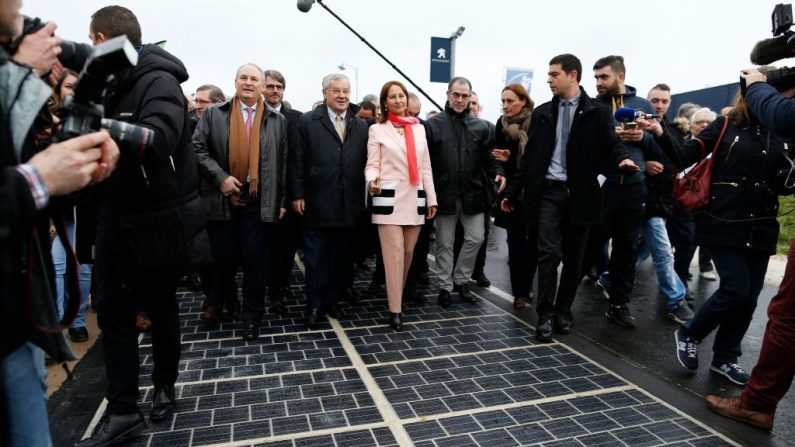 La ministre française de l'Écologie, du Développement durable et de l'Énergie Ségolène Royal à l'occasion de l'inauguration de la première route solaire à Tourouvre, en Normandie, le 22 décembre 2016. (Crédit photo CHARLY TRIBALLEAU/AFP via Getty Images)