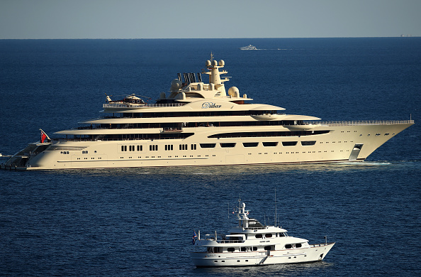 Le "Dilbar", le plus grand yacht du monde, estimé à environ 600 millions de dollars par le magazine Forbes, dont la propriété est attribuée à M.Ousmanov, ce qu'il conteste. (Photo : Clive Brunskill/Getty Images)