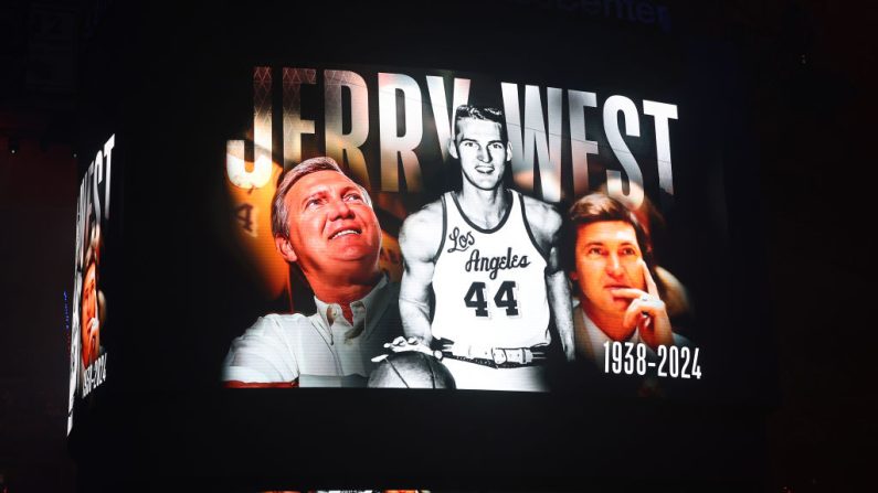erry West, décédé mercredi à 86 ans, a marqué la NBA grâce à son talent de scoreur, au point de servir de modèle au logo officiel de la ligue à partir de 1969. (Photo : Stacy Revere/Getty Images)