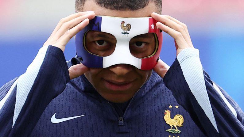 La grande question du jour est de savoir si Kylian Mbappé jouera pour la France avec un masque pour protéger son nez cassé contre les Pays-Bas, pour l'une des grandes affiches de l'Euro-2024, à Leipzig.(Photo : FRANCK FIFE/AFP via Getty Images)