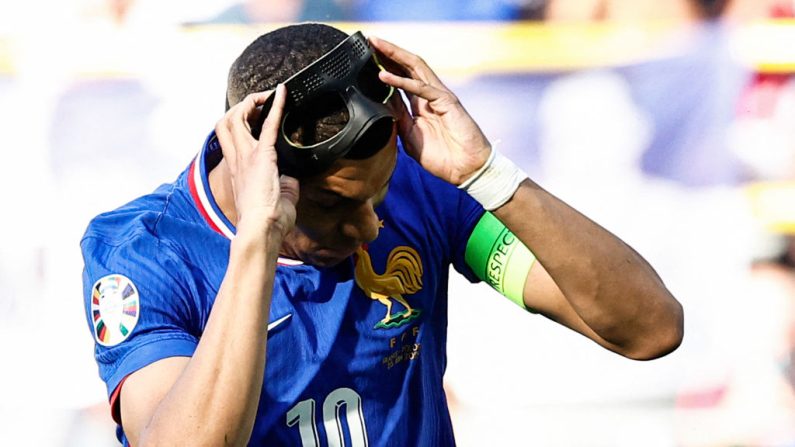 "Jouer avec un masque est une horreur absolue", a regretté le capitaine de l'équipe de France Kylian Mbappé, obligé d'en porter un depuis qu'il s'est cassé le nez à l'Euro-2024, comme lundi contre la Belgique en 8e de finale, à Düsseldorf.(Photo : KENZO TRIBOUILLARD/AFP via Getty Images)