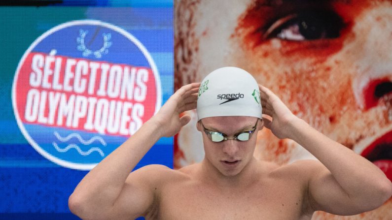 Léon Marchand a assuré l'essentiel lundi en se qualifiant pour le 400 m quatre nages, sa course de prédilection. Mais le nageur français n'a pas apprécié sa performance. (Photo : SEBASTIEN BOZON/AFP via Getty Images)