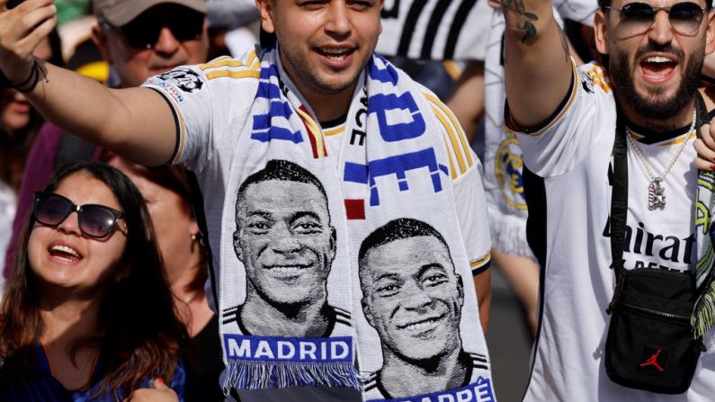 Les supporters du Real Madrid s'apprêtent à accueillir leur nouveau "Galactique", Kylian Mbappé, dont l'arrivée devrait être officialisée en début de semaine. (Photo : OSCAR DEL POZO/AFP via Getty Images)