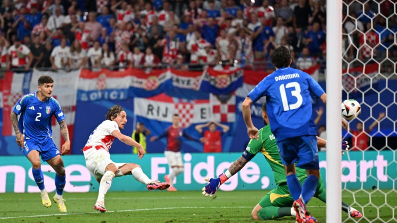 Le Croate Luka Modric est devenu le plus vieux buteur de l'histoire des Euros de foot en marquant un but contre l'Italie, lundi à Leipzig pour le dernier match de la Croatie dans le groupe B. (Photo : Dan Mullan/Getty Images)