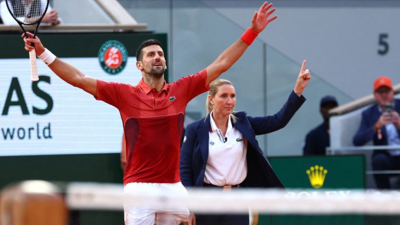 Novak Djokovic, qui s'est blessé il y a deux semaines à Roland-Garros et a été opéré au genou droit, participera aux Jeux de Paris (26 juillet-11 août), a annoncé mardi le Comité olympique serbe. (Photo : EMMANUEL DUNAND/AFP via Getty Images)