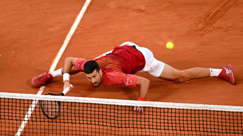 Novak Djokovic a déclaré lundi soir qu'il n'était pas certain de pouvoir jouer son quart de finale mercredi à Roland-Garros en raison de sa blessure au genou droit au début du deuxième set de son huitième de finale remporté. (Photo : Clive Mason/Getty Images)