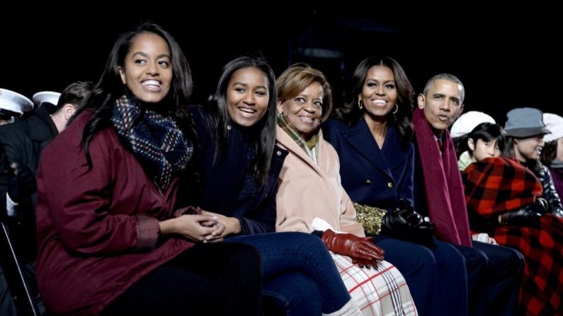 ( De gauche à droite) Malia Obama, Sasha Obama, la belle-mère Marian Robinson, la Première dame Michelle Obama et le président Barack Obama assistent à la cérémonie nationale d'illumination du sapin de Noël sur l'Ellipse au sud de la Maison Blanche, le 3 décembre 2015. (Olivier Douliery - Pool/Getty Images)