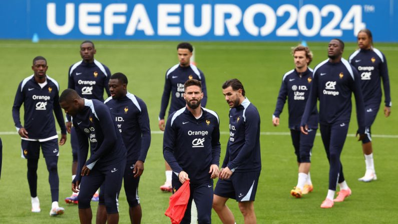 Olivier Giroud aborde sa dernière grande compétition avec l'équipe de France dans le rôle du "papa", "nostalgique" de ses années de gloire en bleu. (Photo : FRANCK FIFE/AFP via Getty Images)