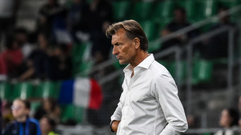 Hervé Renard a estimé mardi que ses joueuses avaient joué une "première mi-temps indigne" de l'équipe de France, après la défaite contre les Anglaises (2-1). (Photo : JEFF PACHOUD/AFP via Getty Images)