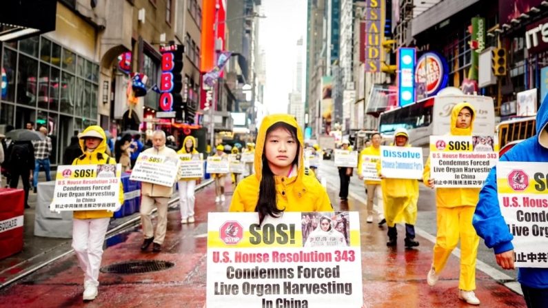 Des pratiquants de Falun Gong participent à un défilé pour célébrer la Journée mondiale du Falun Dafa et appeler à la fin de la persécution en Chine, à New York, le 10 mai 2024. (Samira Bouaou/Epoch Times)