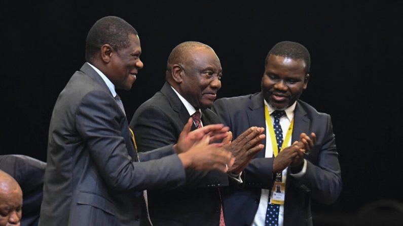 Le président du Congrès national africain Cyril Ramaphosa (C) célèbre la victoire avec Paul Mashatile (G), le vice-président de son parti, en Afrique du Sud le 14 juin 2024. (Rodger Bosch/AFP via Getty Images)