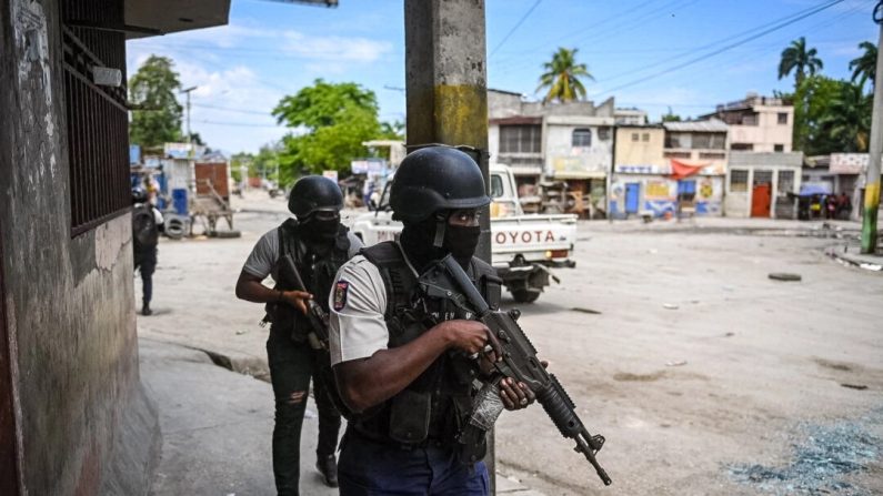 Des officiers de police patrouillent dans le centre de Port-au-Prince le 25 avril 2023. (Richard Pierrin/AFP via Getty Images)