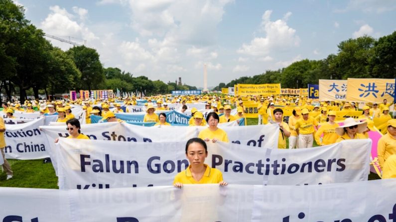Des pratiquants de Falun Gong appellent à la fin de la persécution de la discipline spirituelle Falun Gong en Chine, lors d'un événement marquant les 24 ans du début de la persécution, au Capitole, le 20 juillet 2023. (Samira Bouaou/Epoch Times)