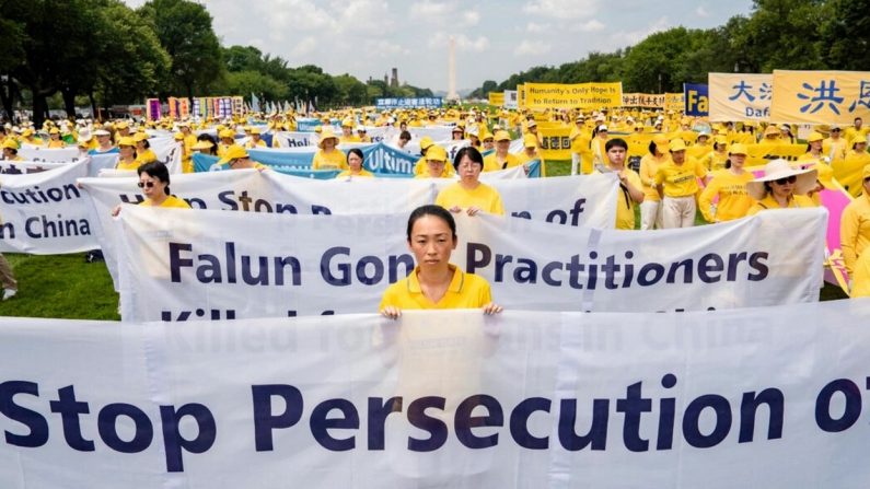 Des pratiquants de Falun Gong appellent à la fin de la persécution de la discipline spirituelle Falun Gong en Chine, lors d'un événement marquant les 24 ans du début de la persécution, au Capitole, le 20 juillet 2023. (Samira Bouaou/Epoch Times)