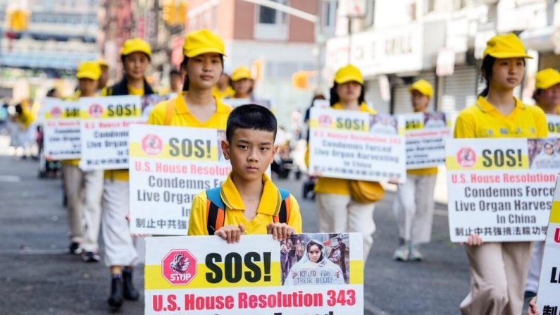 Des pratiquants de Falun Gong participent à un défilé pour commémorer le 24e anniversaire de la persécution de la discipline spirituelle Falun Gong en Chine, dans le quartier chinois de New York, le 15 juillet 2023 (Samira Bouaou/Epoch Times).