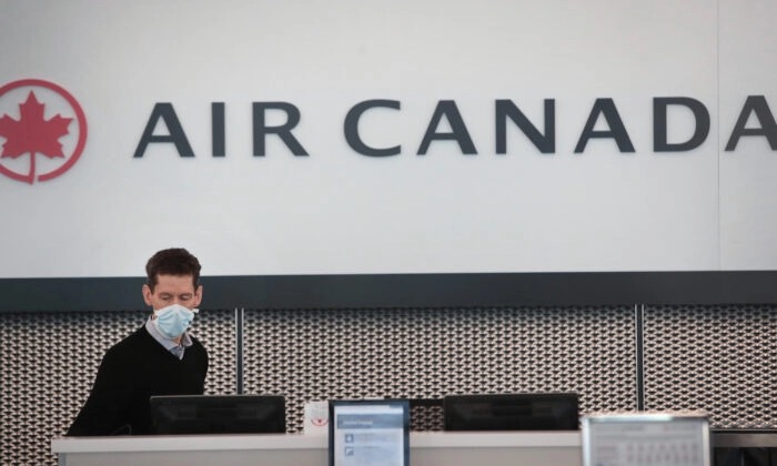 Un employé d'Air Canada attend les voyageurs à l'aéroport international O'Hare de Chicago, Illinois, le 2 avril 2020. (Scott Olson/Getty Images)