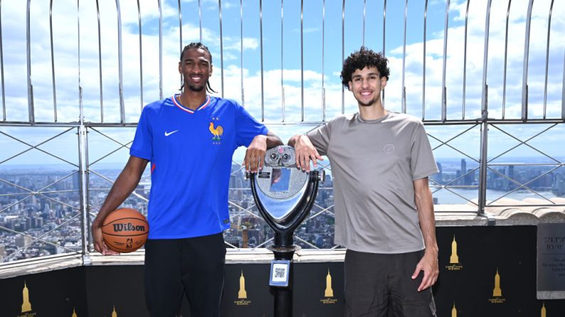 Zaccharie Risacher (à.d) et Alexandre Sarr (à.g) ont été sélectionnés en première et deuxième position de la Draft NBA mercredi, respectivement par Atlanta et Washington, un doublé inédit dans l'histoire du basket français. (Photo : Roy Rochlin/Getty Images for Empire State Realty Trust)