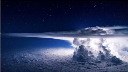 Un pilote photographe de tempêtes capture des images époustouflantes des orages les plus intenses à 12.000 mètres d’altitude