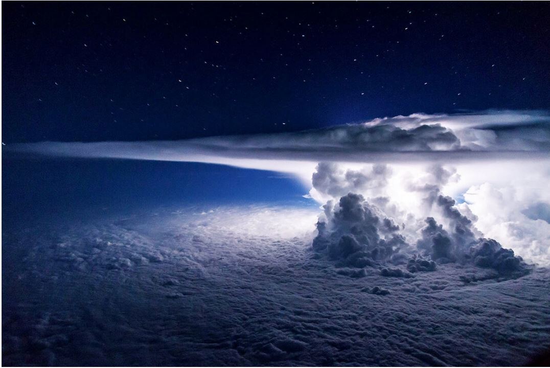Un pilote photographe de tempêtes capture des images époustouflantes des orages les plus intenses à 12.000 mètres d'altitude