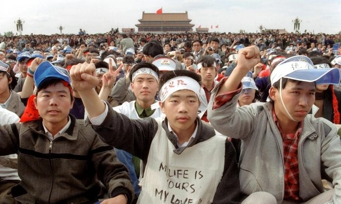 Des étudiants de l'université de Pékin se rassemblent avec des milliers d'autres personnes lors d'une grande manifestation sur la place Tiananmen, alors qu'ils entament une grève de la faim pour protester contre le régime chinois, le 18 mai 1989. (Catherine Henriette/AFP/Getty Images)