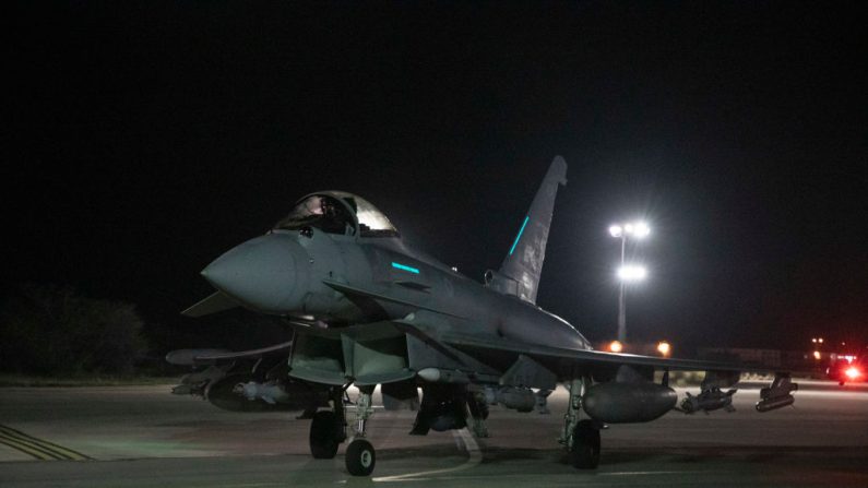 Sur cette photo fournie par le ministère britannique de la Défense, un avion Typhoon FGR4 de la Royal Air Force se prépare à décoller pour mener de nouvelles frappes contre des cibles militaires houthies au Yémen à la RAF Akrotiri, le 3 février 2024 à Akrotiri, à Chypre. (Cpl Samantha Drummee/MoD Crown Copyright via Getty Images)