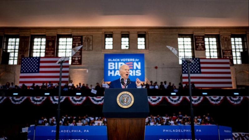 Le président américain Joe Biden lors d'une réunion de campagne à Philadelphie, le 29 mai 2024. Biden et sa vice-présidente Kamala Harris ont profité de ce rassemblement pour lancer une campagne nationale visant à séduire les électeurs noirs, un groupe qui se prononce traditionnellement en faveur des Démocrates mais dont le soutien devrait être inférieur à ce qu'il était en 2020. (Andrew Harnik/Getty Images)
