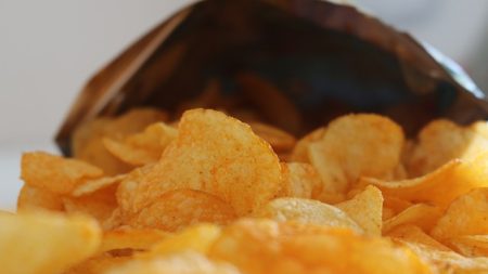 Chips, lardons, sauces au goût fumé artificiel, bientôt interdits à la vente