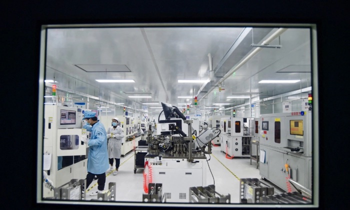 Fabrication de puces semi-conductrices dans un atelier à Suqian, dans la province chinoise du Jiangsu (est), le 28 février 2023. (STR/AFP via Getty Images)