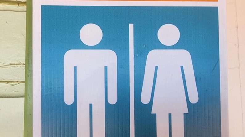 Symboles indiquant les toilettes pour hommes et pour femmes à Perth, en Australie, le 16 mars 2024. (Susan Mortimer/Epoch Times)