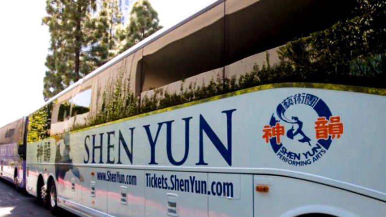 Les bus de tournée de Shen Yun sont depuis longtemps la cible de sabotages. Les menaces se sont récemment intensifiées à l'encontre de la compagnie d'arts de la scène qui dépeint la "Chine d'avant le communisme". (Epoch Times)