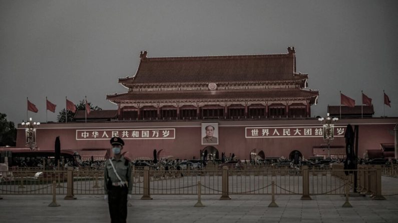 Un policier monte la garde sur la place Tiananmen à Pékin le 29 septembre 2022. (Jade Gao / AFP via Getty Images)
