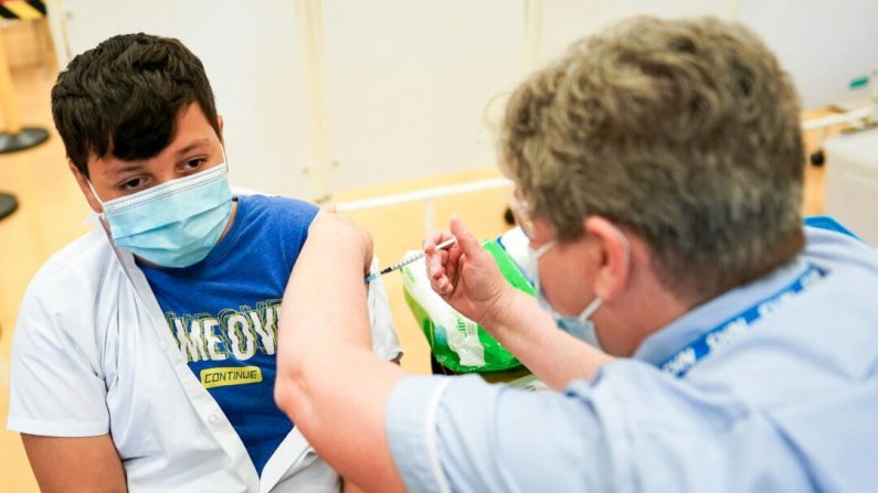 Un garçon reçoit le vaccin Pfizer-BioNTech Covid-19 à Newcastle upon Tyne, en Angleterre, le 22 septembre 2021. (Ian Forsyth/Getty Images)