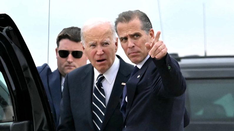 Joe Biden s'entretient avec son fils Hunter Biden à son arrivée à la base de la Garde nationale aérienne du Delaware à New Castle (Delhi), le 11 juin 2024. (Andrew Caballero-Reynolds/AFP via Getty Images)