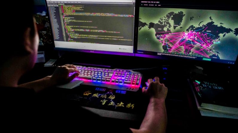 Prince, membre du groupe de pirates informatiques Red Hacker Alliance qui a refusé de donner son vrai nom, utilise un site web qui surveille les cyberattaques mondiales sur son ordinateur dans leur bureau à Dongguan, province de Guangdong, en Chine, le 4 août 2020. (Nicolas Asfouri/AFP via Getty Images)