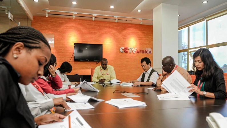 Les journalistes de China Central Television Africa participent à une réunion éditoriale dans les locaux de la télévision à Nairobi, au Kenya, le 12 juin 2012. (Simon Maina/AFP/GettyImages)