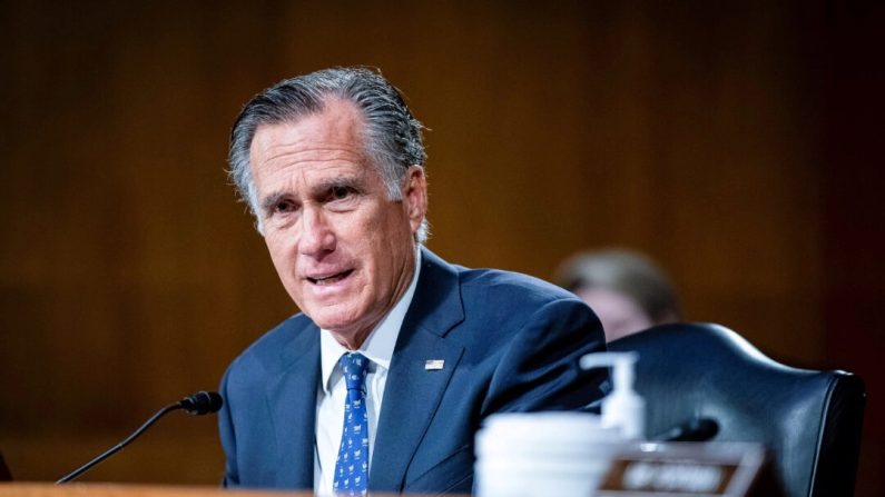 Le sénateur Mitt Romney (Parti républicain) s'exprime lors d'une audience à Washington le 26 avril 2022. (Al Drago-Pool/Getty Images)