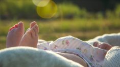Texas  : un couple de promeneurs sauve un nouveau-né laissé en pleine canicule dans la rue avec son cordon ombilical