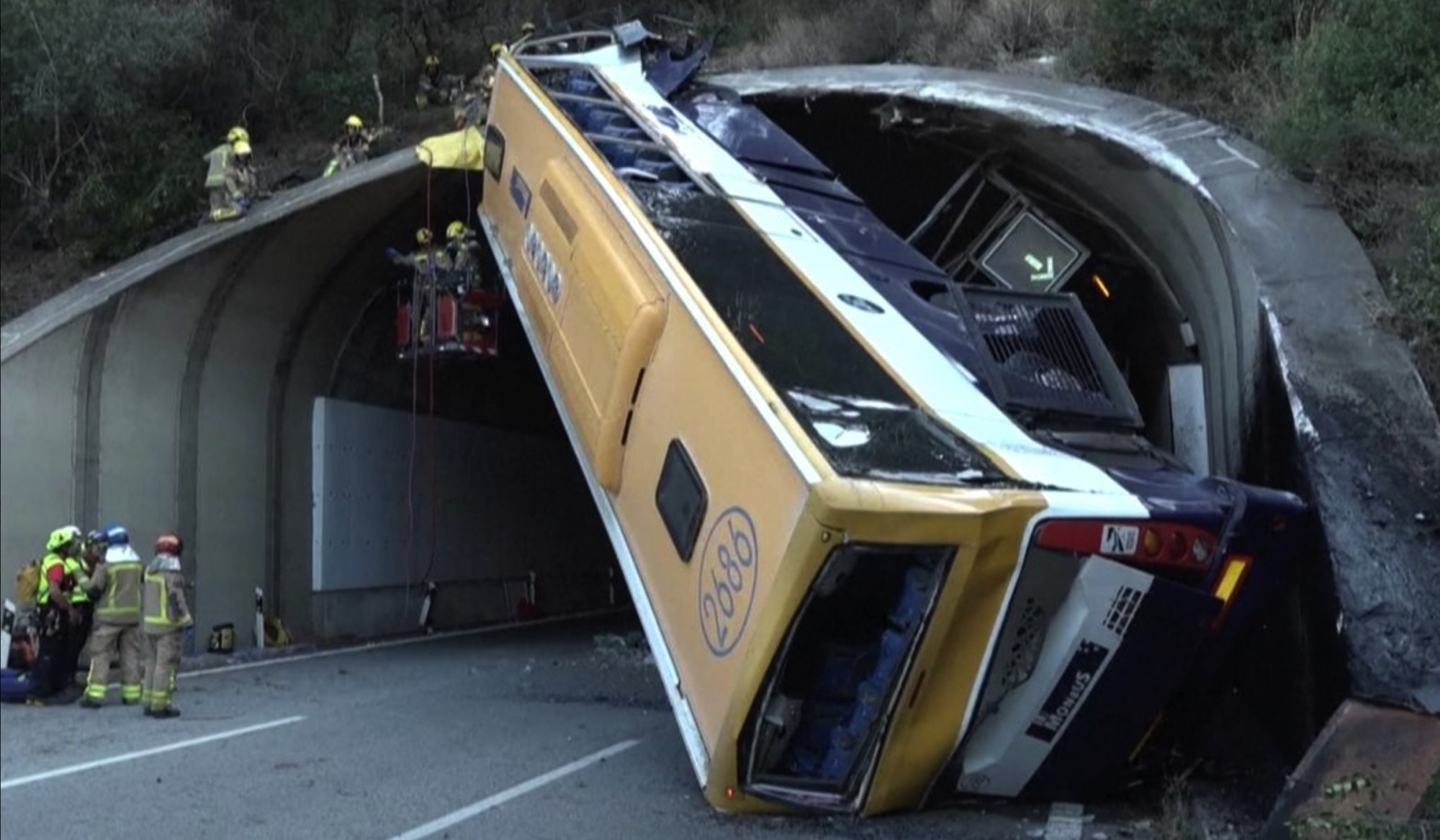 Espagne : accident de bus spectaculaire, trois blessés dans un état critique