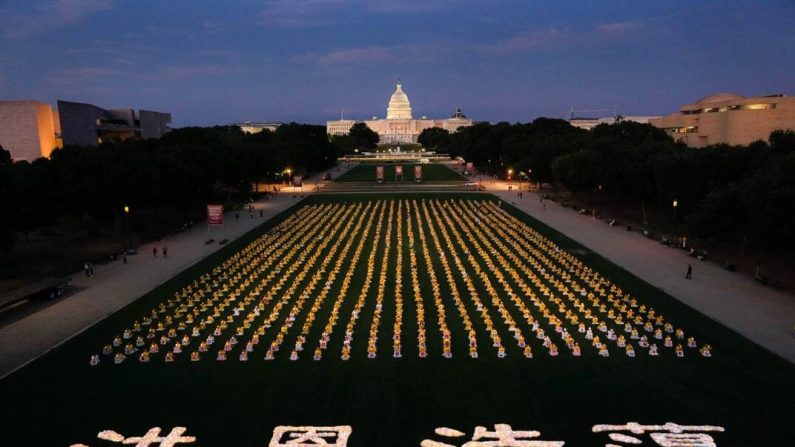 Le 11 juillet 2024, des pratiquants de Falun Gong se sont rassemblés au National Mall à Washington, pour une veillée aux chandelles commémorant le décès suite à la persécution, par le Parti communiste chinois,  de pratiquants de Falun Gong en Chine. (Madalina Vasiliu/The Epoch Times)