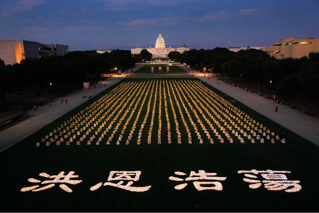 Nés sous la persécution du PCC, des survivants se souviennent de la douleur et appellent à l'action lors d'une veillée aux chandelles à Washington