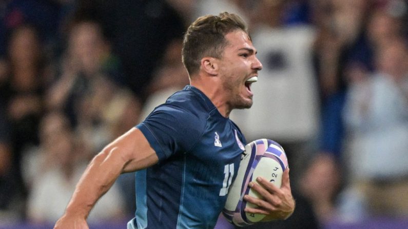 Les Bleus du rugby à VII se sont qualifiés pour les demi-finales du tournoi olympique après avoir disposé avec la manière jeudi de leurs meilleurs ennemis argentins (26-14) dans l'ambiance surchauffée du Stade de France. (Photo : CARL DE SOUZA/AFP via Getty Images)