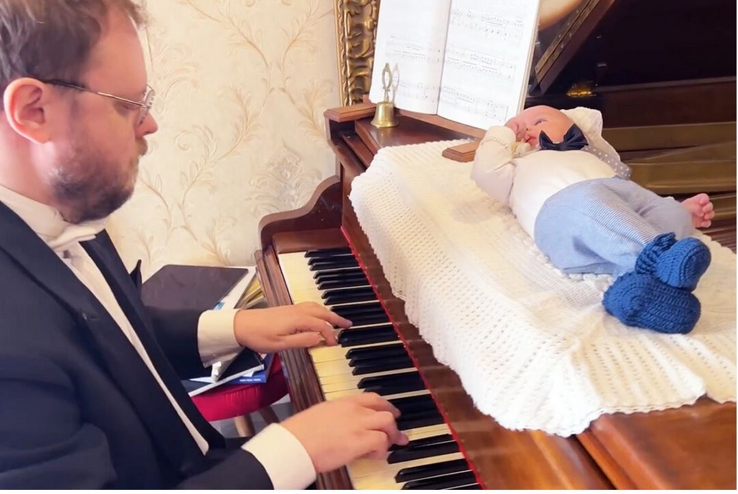 [Vidéo] Un bébé écoute son père jouer du Bach pour la première fois, sa réaction fait chaud au cœur