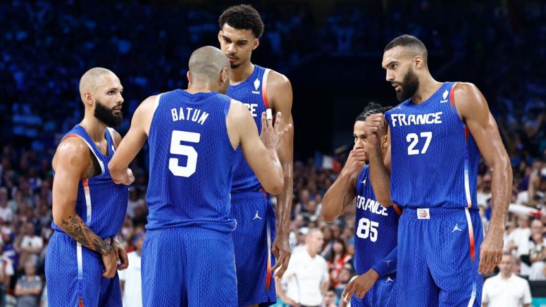 Sur un fil, l'équipe de France de basket s'est imposée après prolongation contre le Japon mardi, et sera présente en quarts de finale du tournoi olympique. (Photo : SAMEER AL-DOUMY/AFP via Getty Images)
